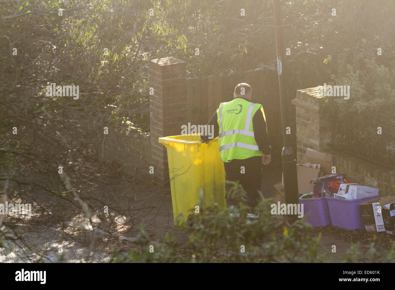 Wimbledon London,UK. 29th December 2014. Merton council bin men collect