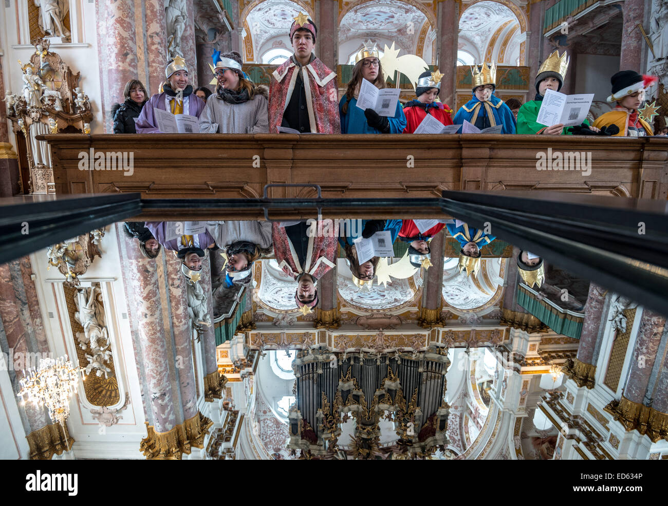 'Sternsinger' attend a service at the Klosterkirche Fuerstenfeld (Church of St. Mary's Ascension) in Fuerstenfeldbruck, Germany, 29 December 2014. The 'Sternsinger' (also known as 'Epiphany singers') stage singing processions, often holding a movable star, meant to commemorate the arrival of the Biblical Magi. The service in Furstenfeldbruck marked the start of 'Sternsinger' events. PHOTO: NICOLAS ARMER/dpa Stock Photo