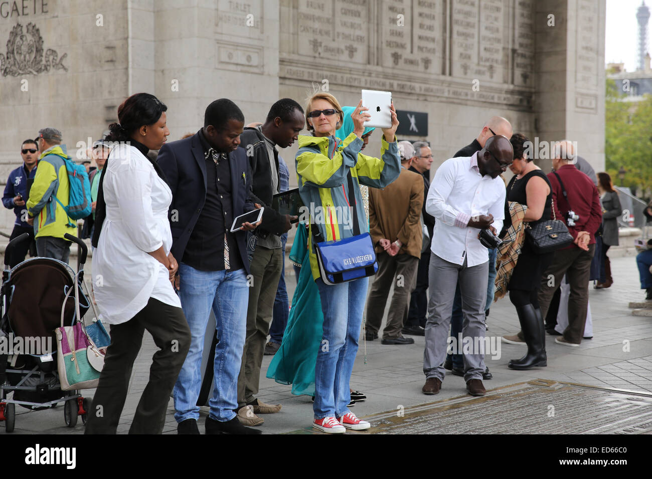 Tourist taking photo ipad hi-res stock photography and images - Alamy