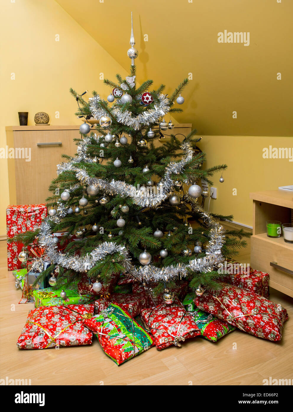 Box Present Tree Presen box hi-res stock photography and images - Alamy