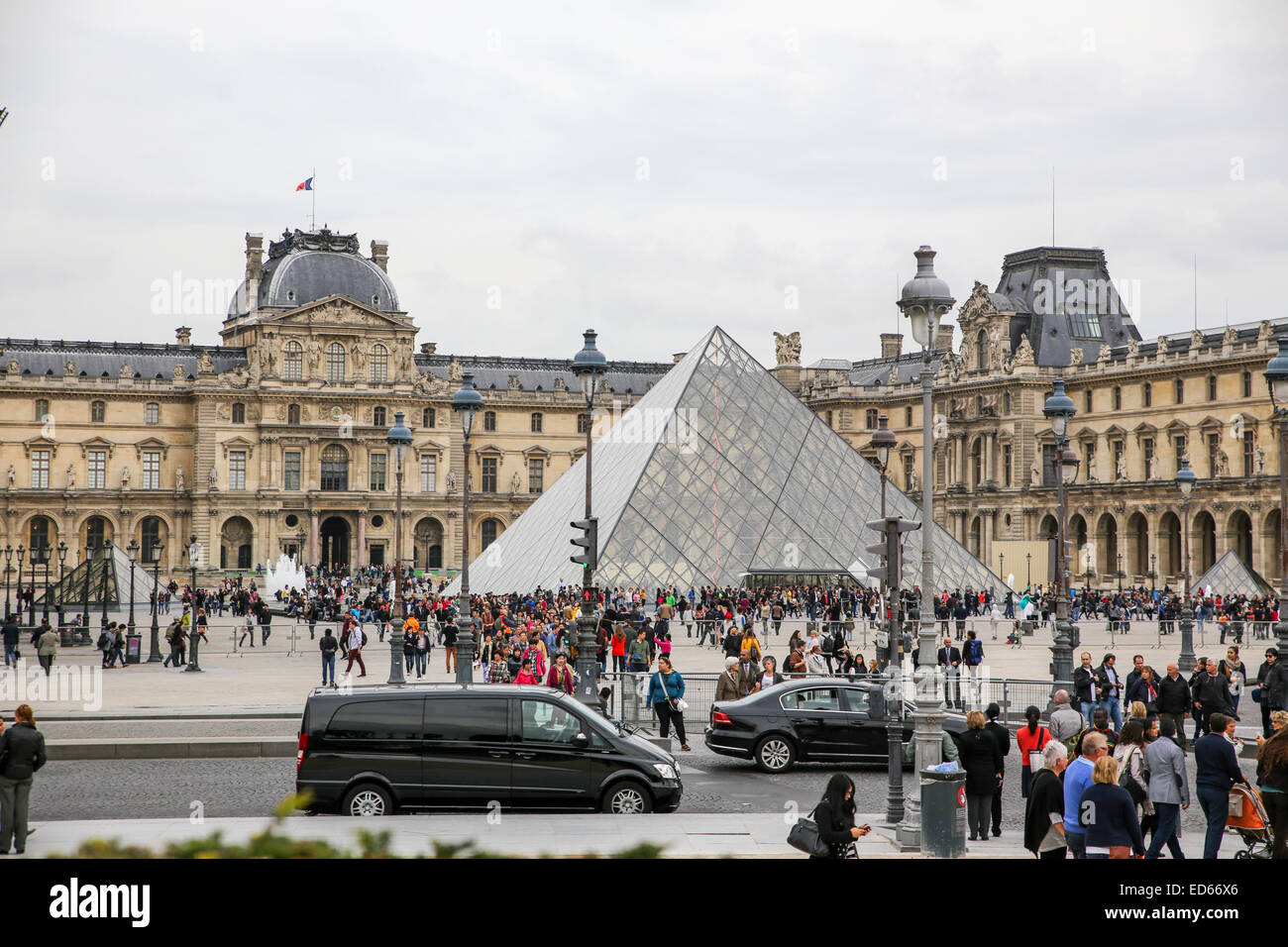 Paris Louvre Museum tourists crowded busy congested Stock Photo