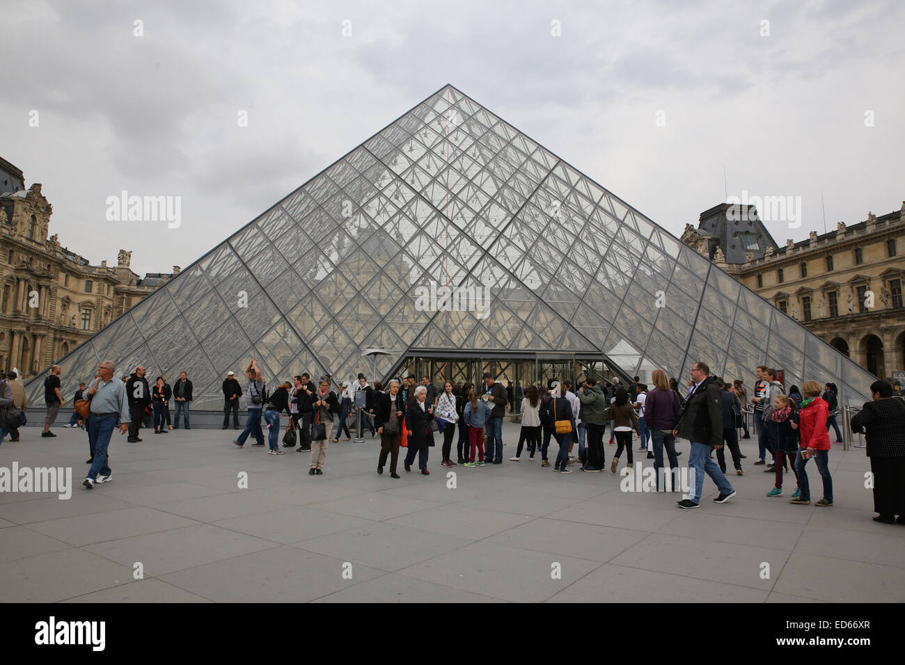 People Inside the Louvre Museum (Musee Du Louvre) Editorial Stock Image -  Image of city, museum: 39941264