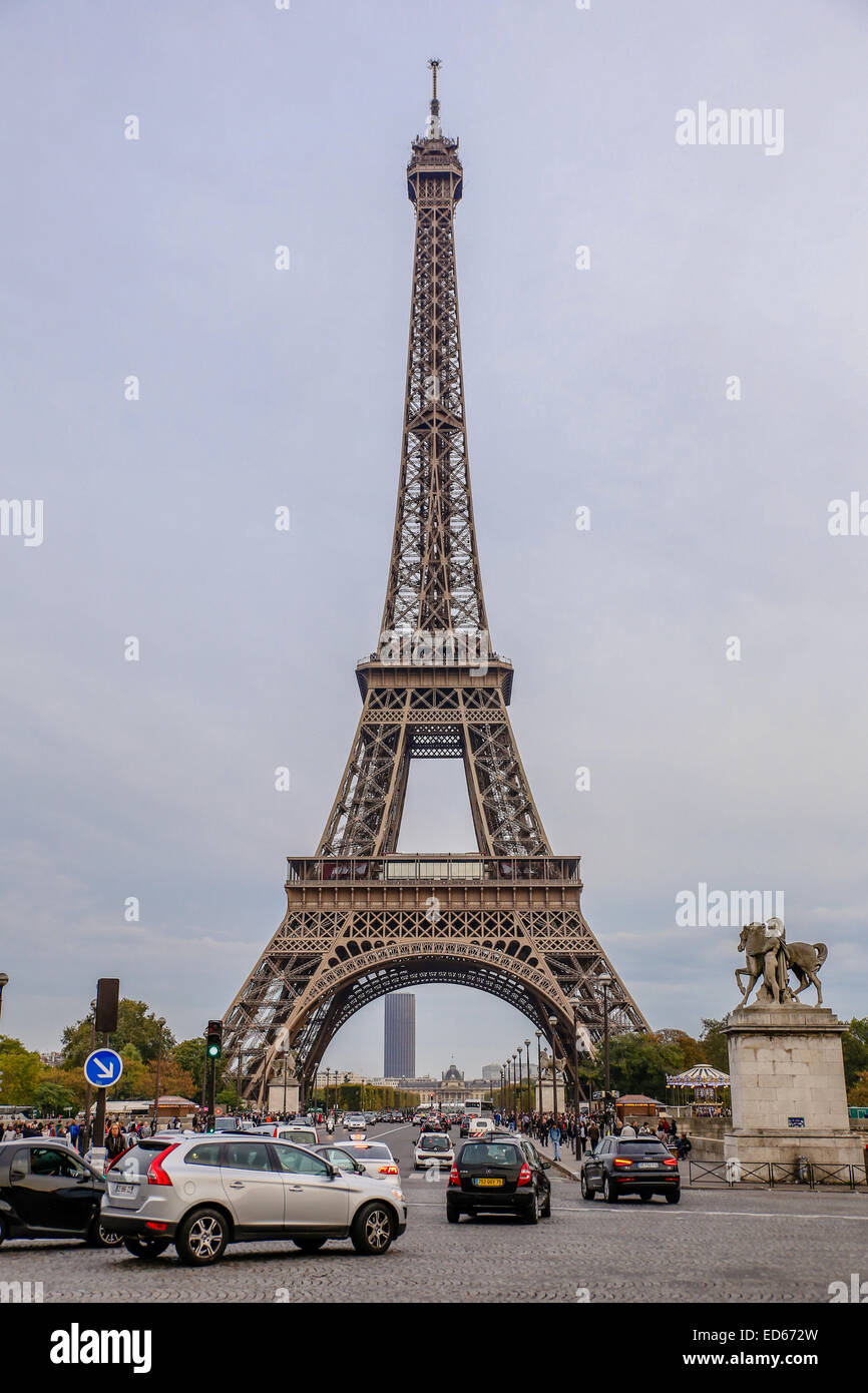 car traffic Paris Eiffel tower Stock Photo