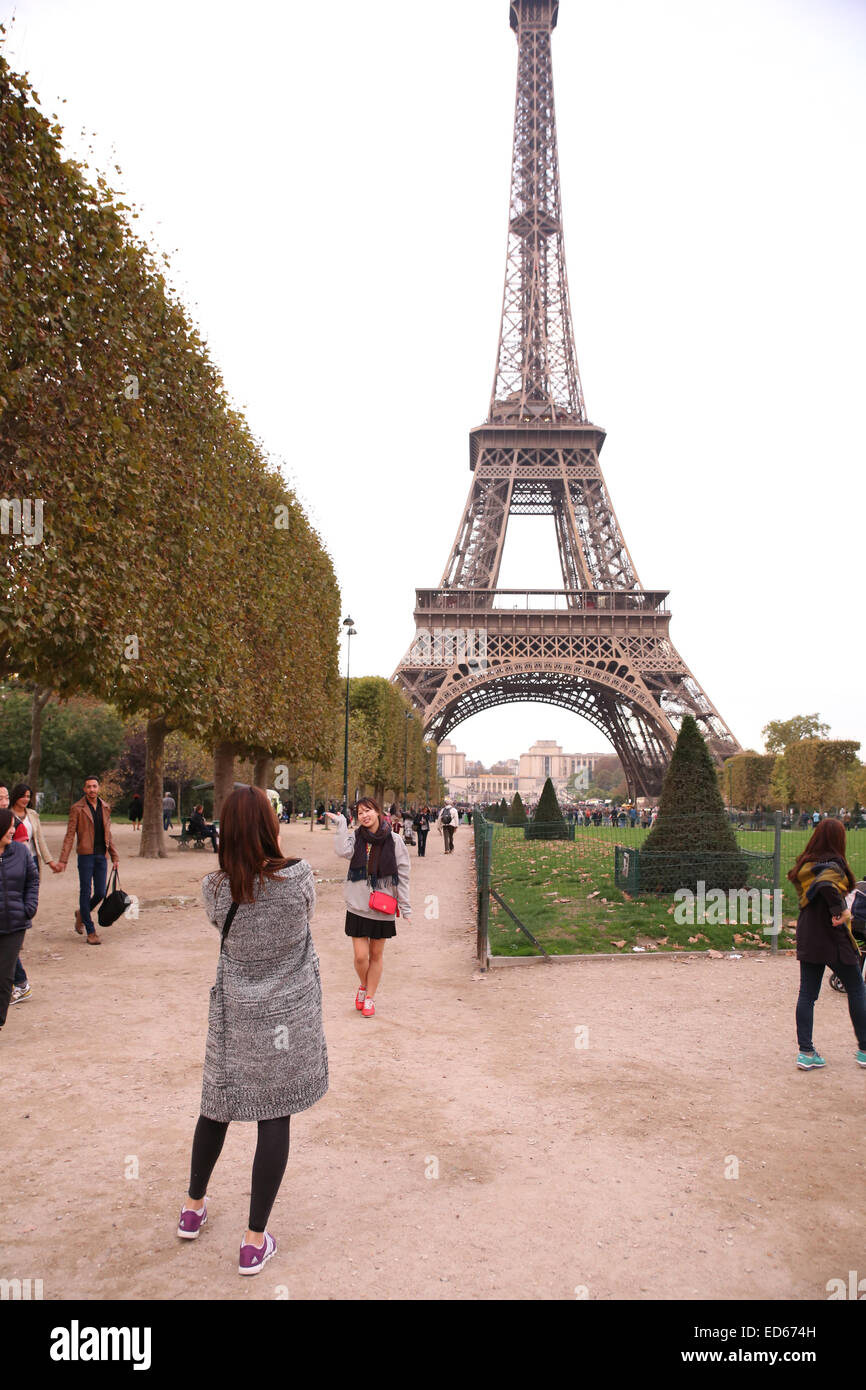 Asian Chinese tourists Paris Eiffel tower Stock Photo