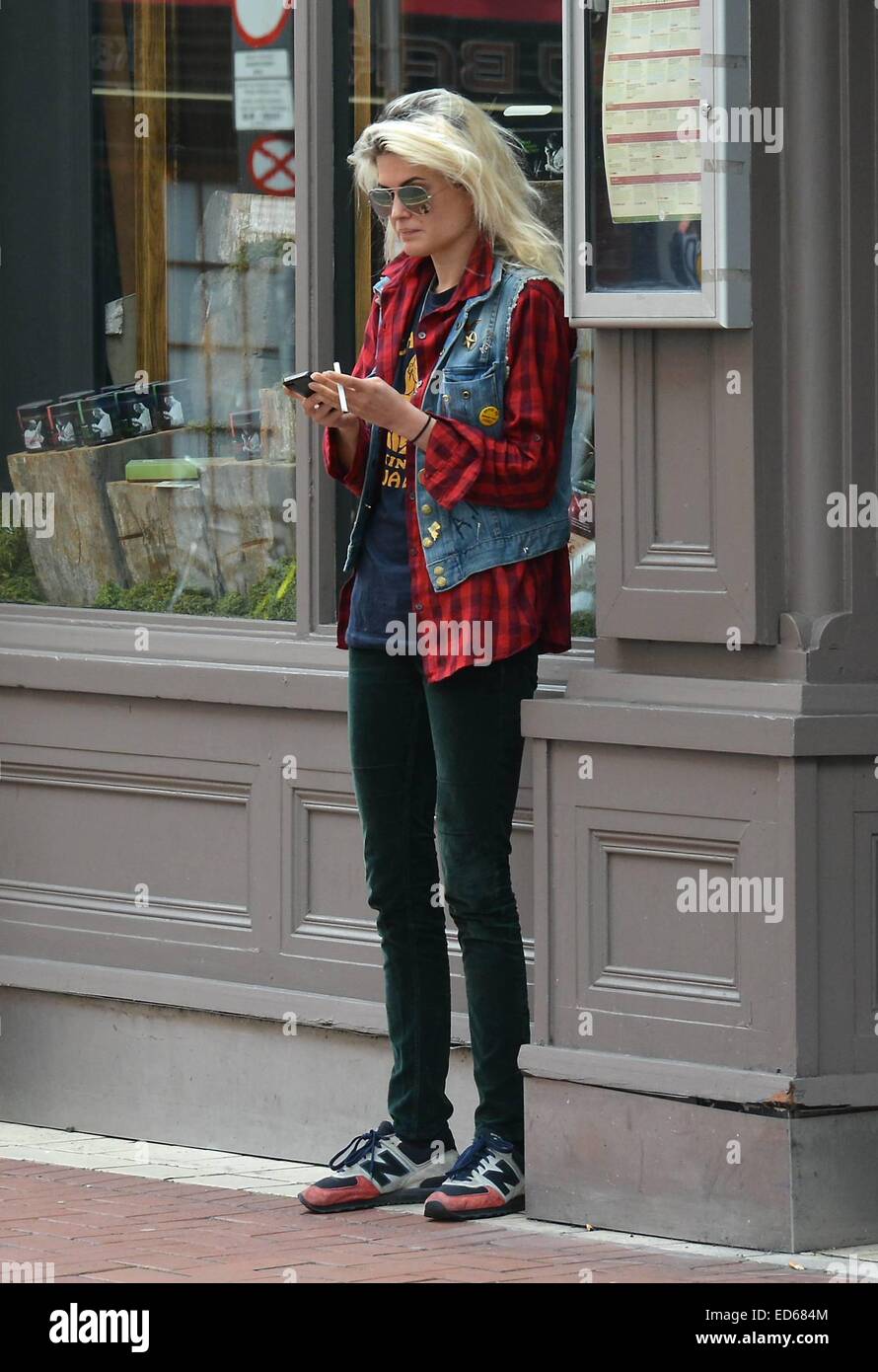 Jack White leaves Rustic Stone on South Great George's St. Upon leaving,  Jack passes The Kills vocalist Alison Mosshart who was seen smoking a  cigarette outside Featuring: Alison Mosshart Where: Dublin, Ireland