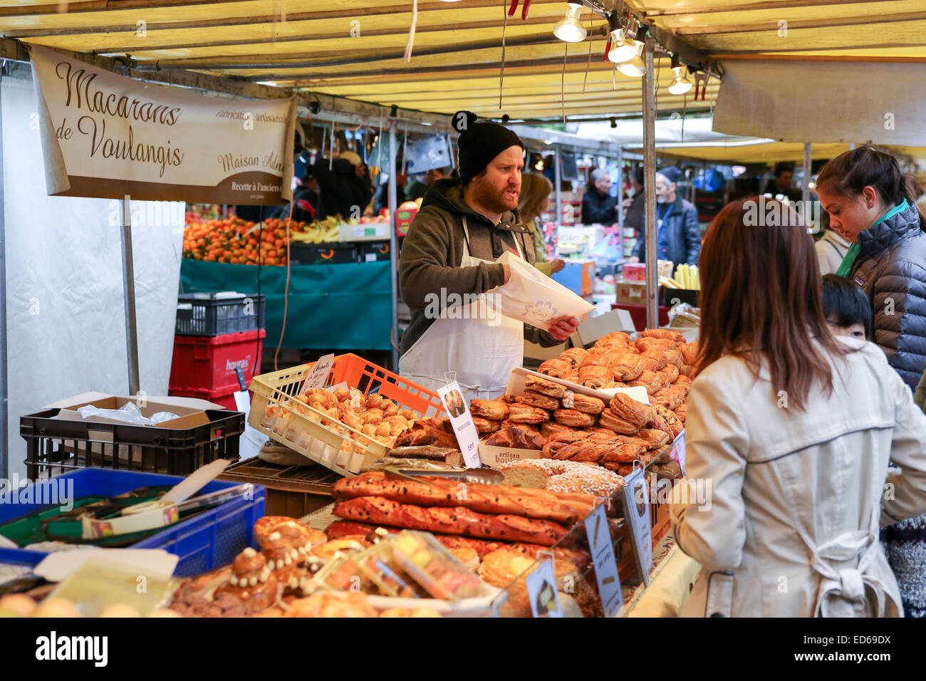 Paris outdoor bakery vendor Bastille market Stock Photo Alamy