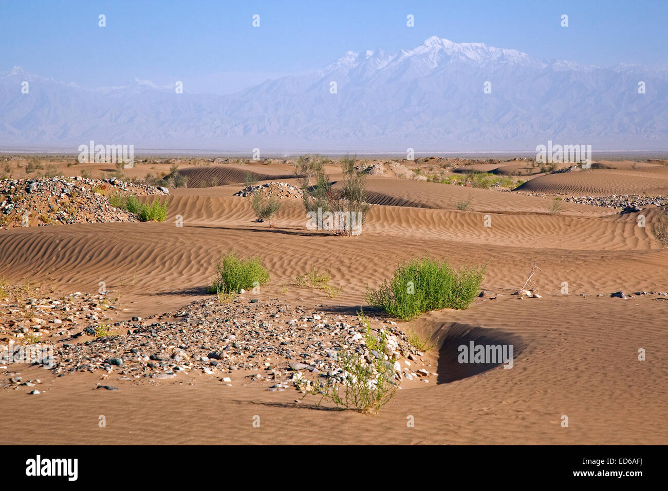 Taklamakan Desert and Himalayan mountains, Xinjiang province, China Stock Photo