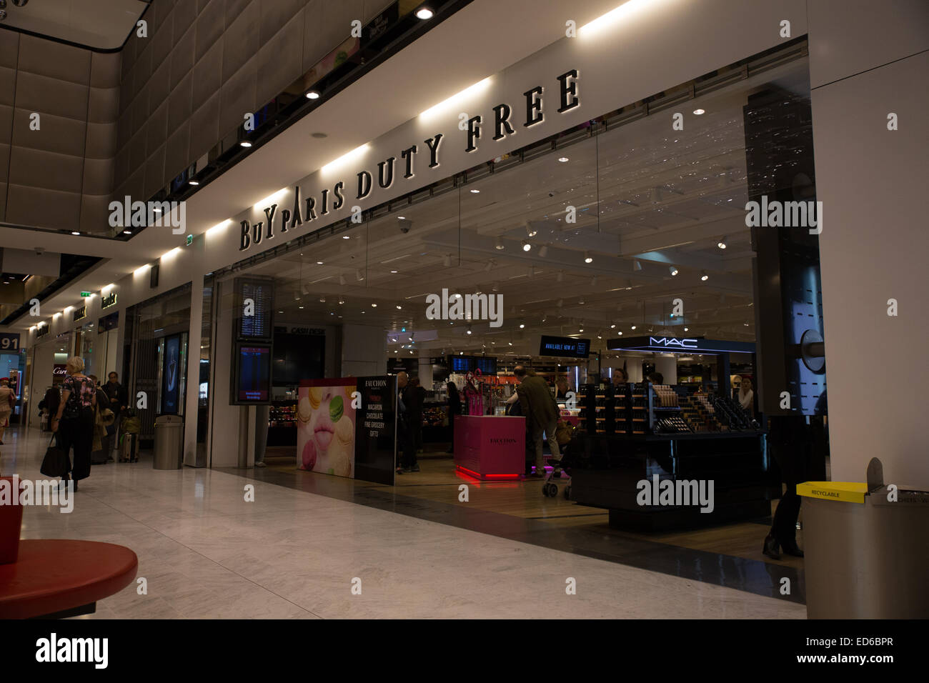 Paris airport duty free shop Stock Photo - Alamy