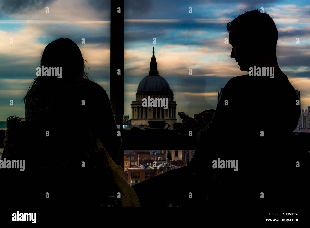 Silhouette of couple in cafe with St Paul's Cathedral in background Stock Photo
