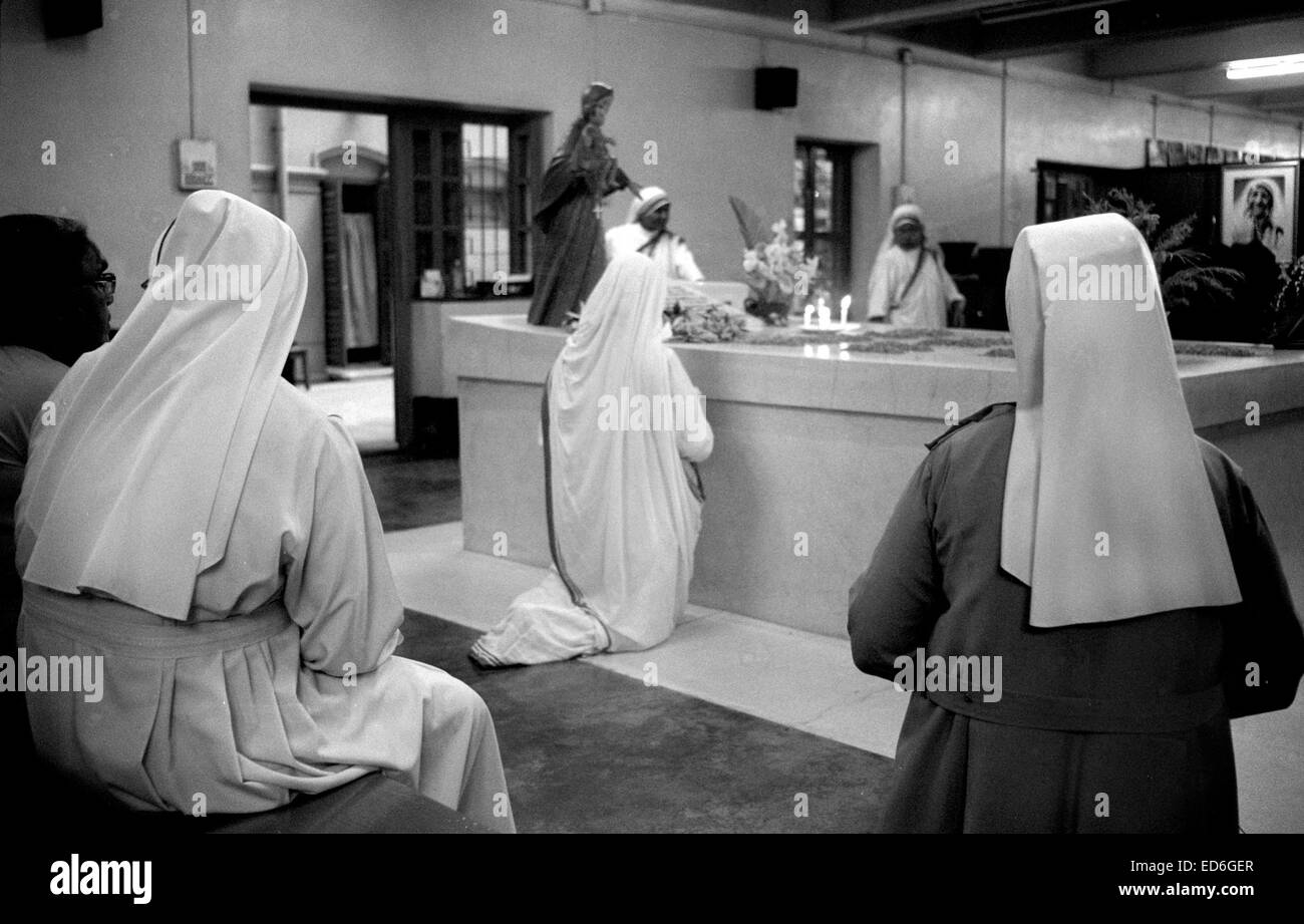 Calcutta, West Bengal, India. 8th Apr, 2011. Teresian nuns pray beside the tomb of Mother Teresa of Calcutta in the Mother House. (March, 2011) -- Kolkata (Calcutta) is a turning point in the Indian subcontinent. City of a glorious colonial past (former capital of British India until the early twentieth century) sees now how other cities of the country, as Bombay or New Delhi, grow with the country's economy. Meanwhile the bengali city remains tied to the stigma of poverty and underdevelopment since the decline of the economy in the years after the independence of India. It's also conside Stock Photo