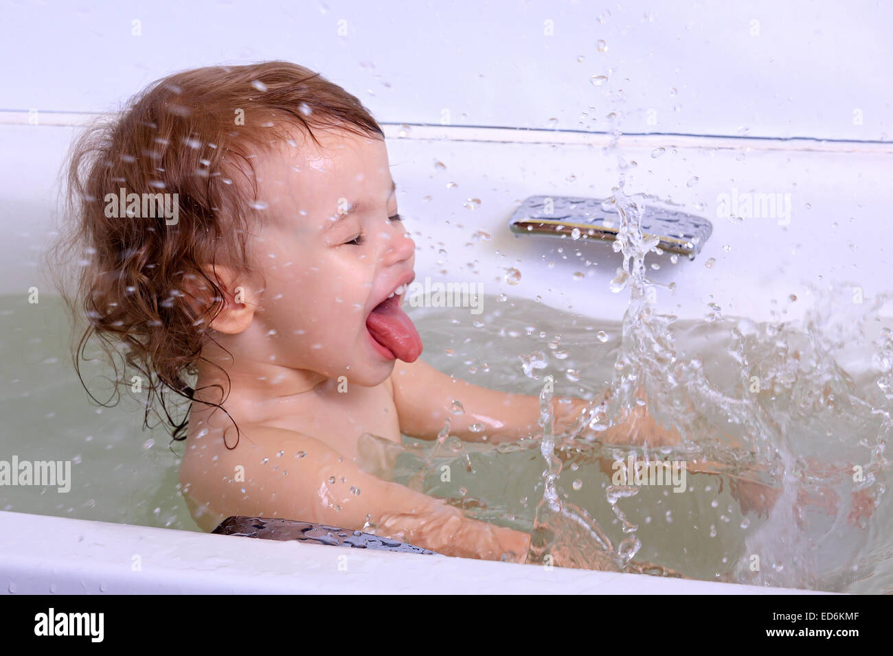 Дочка моется перед школой. Голышом дочка в ванной купается. Доченька моется. Мальчик зовет купаться фотография.