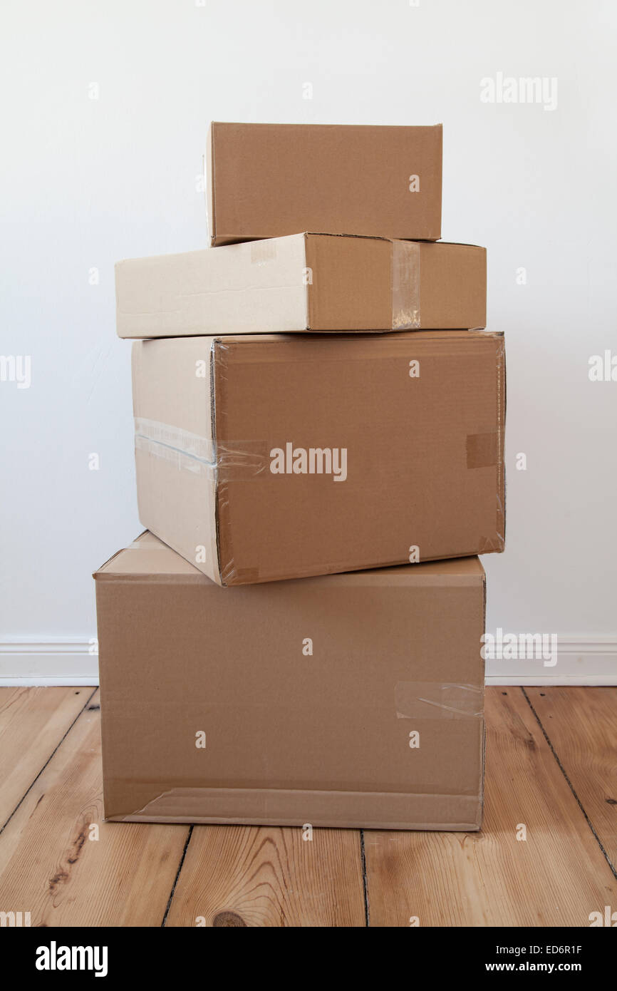 Room filled cardboard boxes hi-res stock photography and images - Alamy