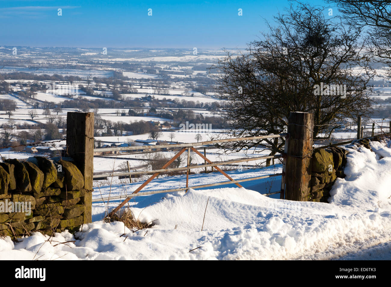 Crich, Derbyshire, UK. 30th December, 2014. UK weather. Many parts of Derbyshire continue to be affected by snow and ice creating a wintry scene in the countryside near to the village of Crich. The weather is forecast to turn milder for the New Year. Credit:  Mark Richardson/Alamy Live News Stock Photo