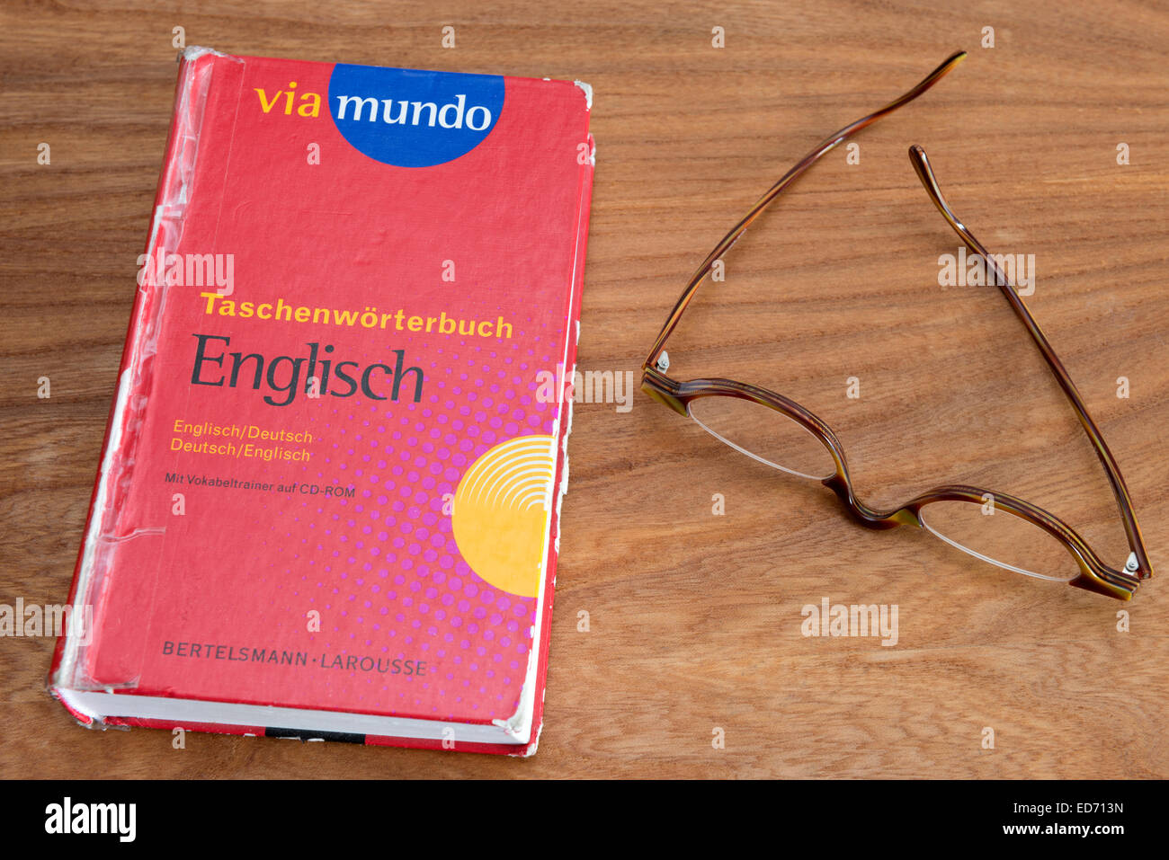 Via Mundo Englisch to Deutsch dictionary Stock Photo