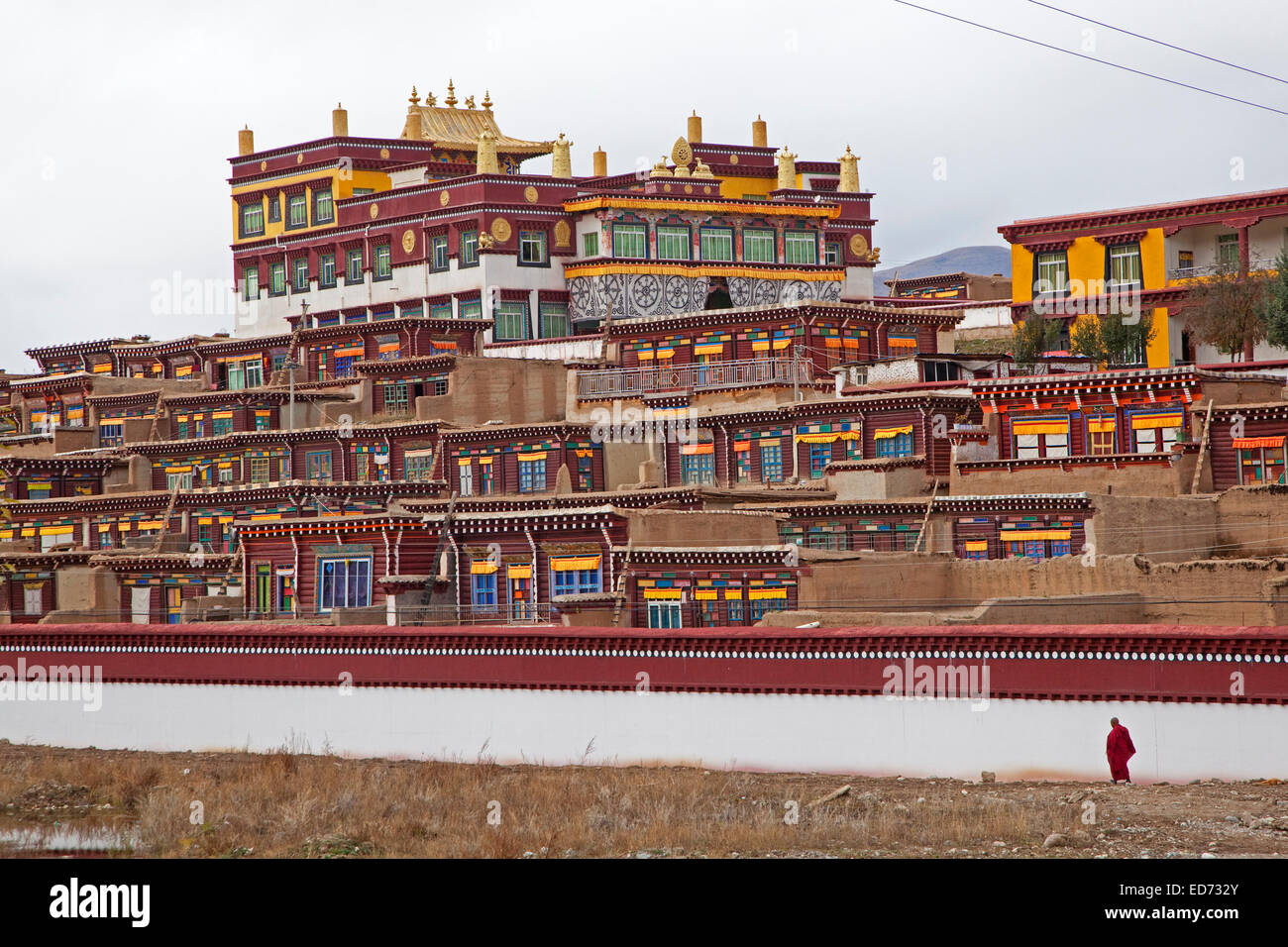 Tibetan monastery between Zhuqing and Ganzi in the Himalayas along the Sichuan-Tibet Highway, Sichuan Province, China Stock Photo