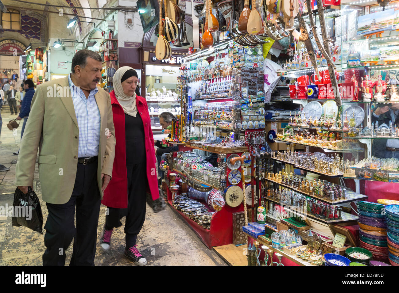 Muslim couple shopping in The Grand Bazaar, Kapalicarsi, great market in Beyazi, Istanbul, Republic of Turkey Stock Photo
