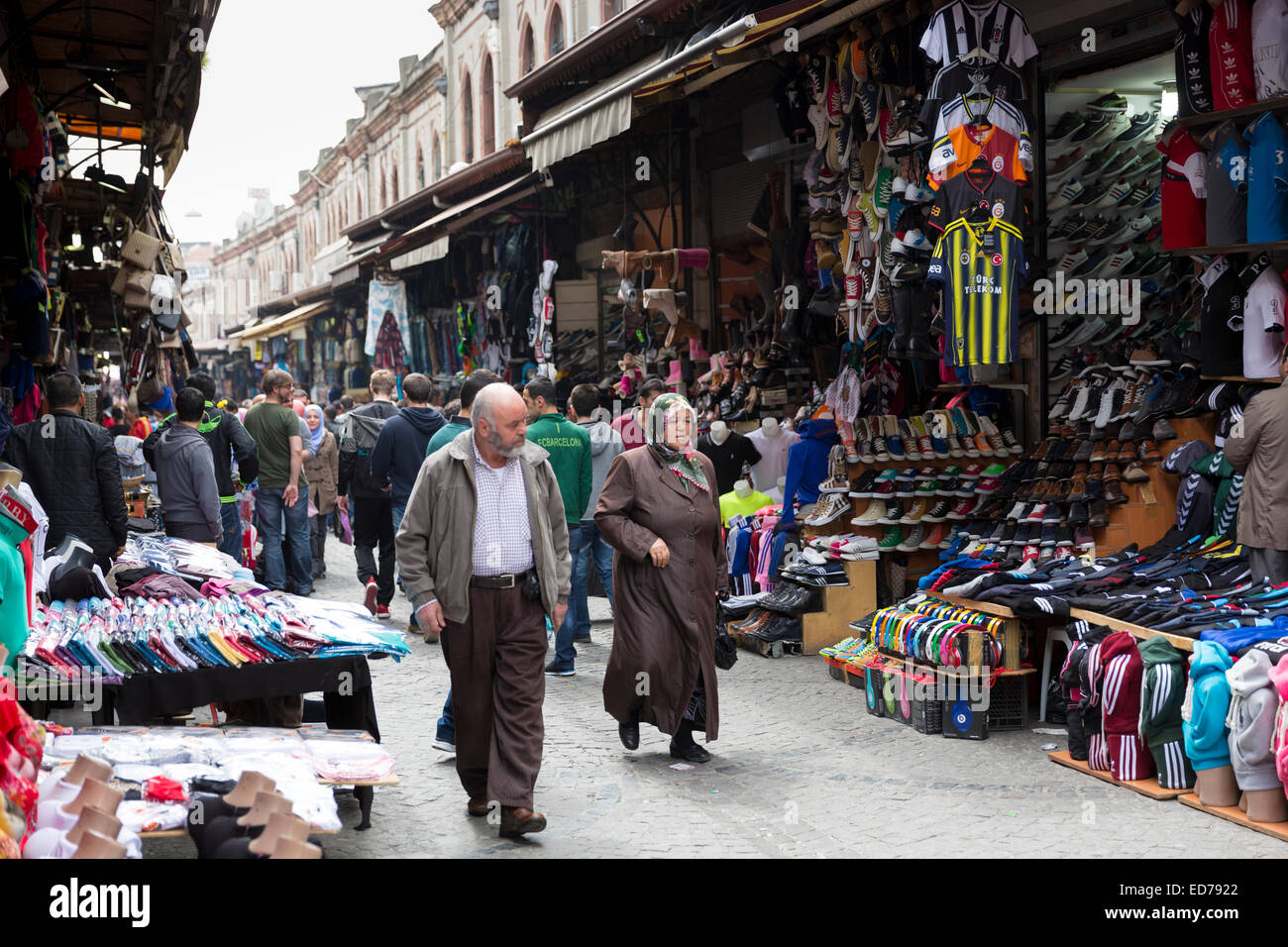 Muslim couple shopping in The Grand Bazaar, Kapalicarsi, great market in Beyazi, Istanbul, Turkey Stock Photo