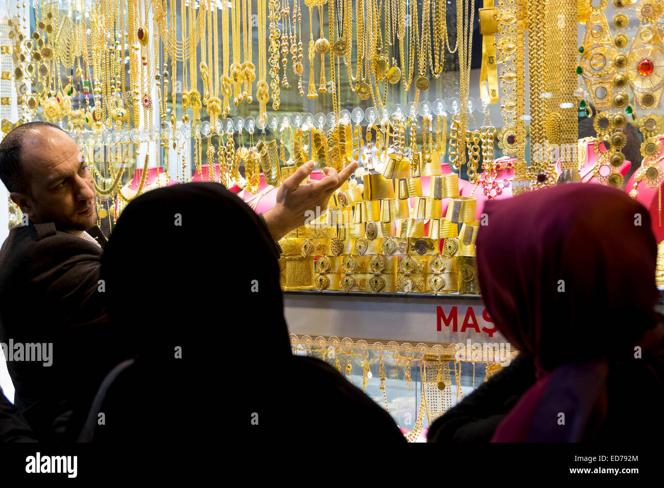 Muslim women at jewelry shop in The Grand Bazaar, Kapalicarsi, great market in Beyazi, Istanbul, Turkey Stock Photo