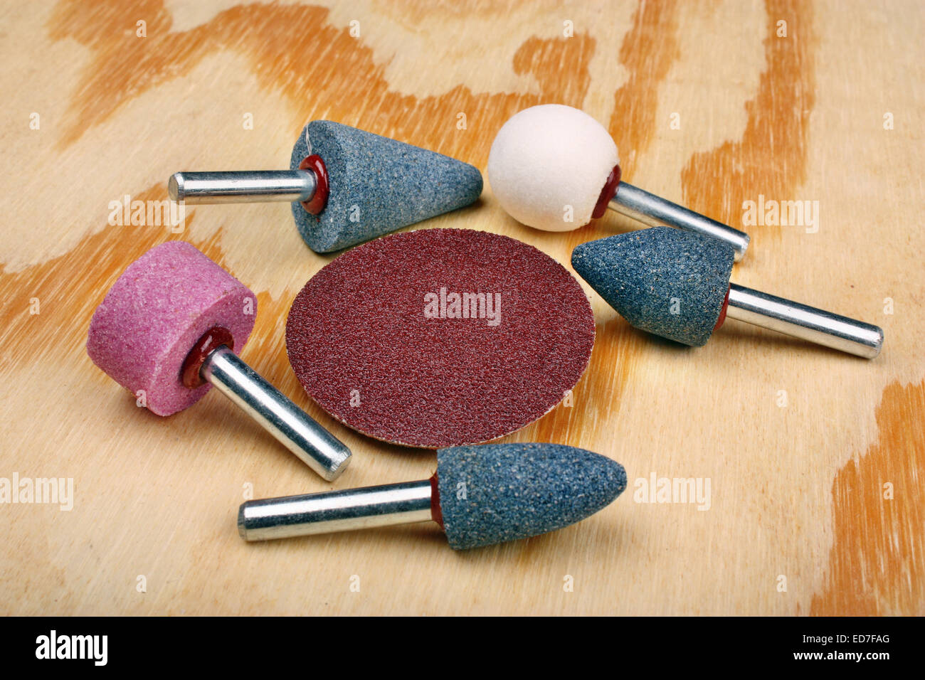 Abrasive sanding head for grinding and cleaning of wood, paint 