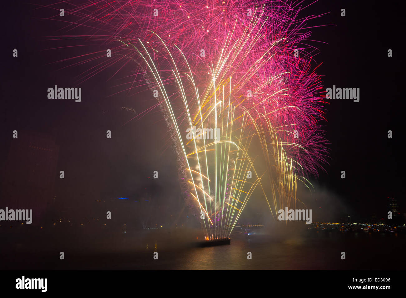 London eye fireworks crowd hires stock photography and images Alamy