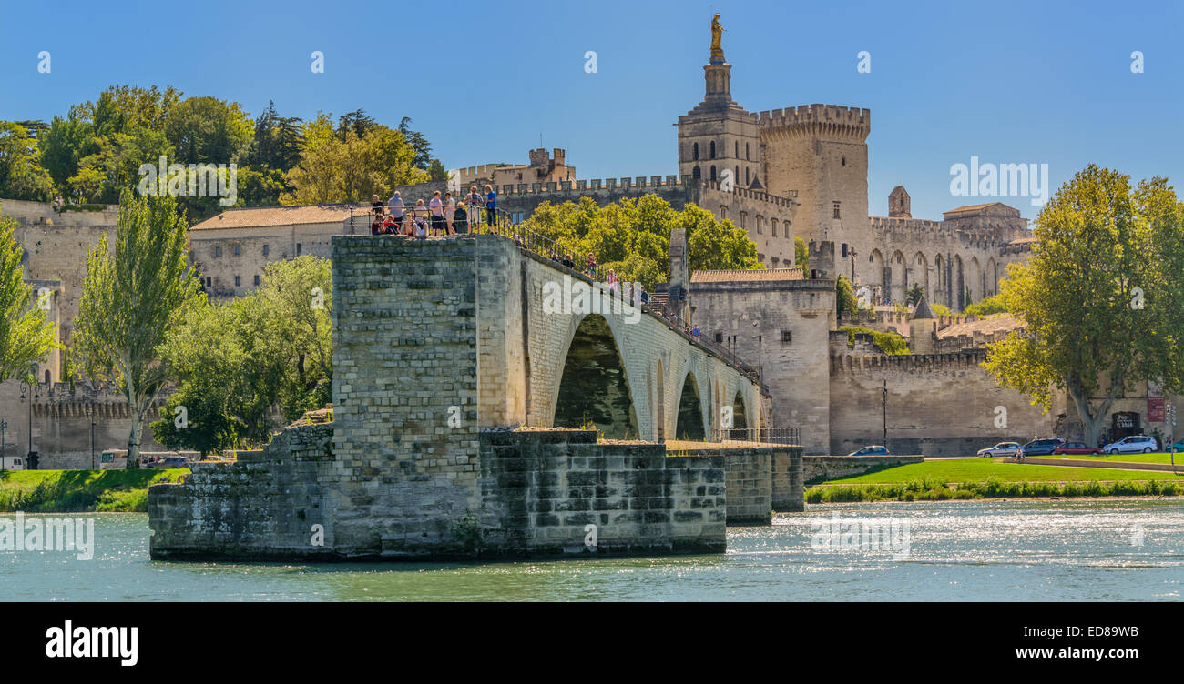 Broken bridge of Avignon and the Palace of the Popes in the background ...