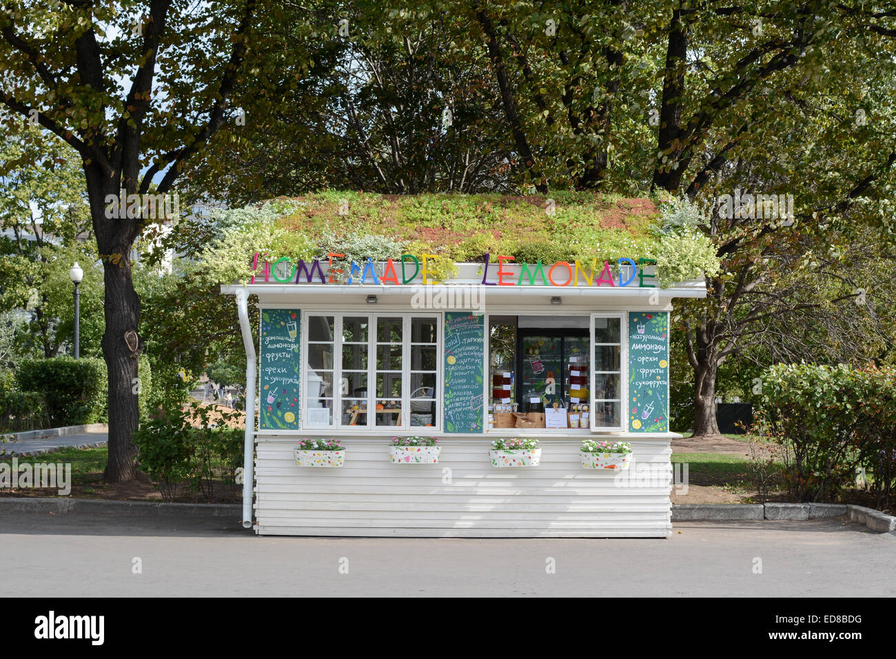 Gorky Park, Moscow - lemonade kiosk with living roof Stock Photo