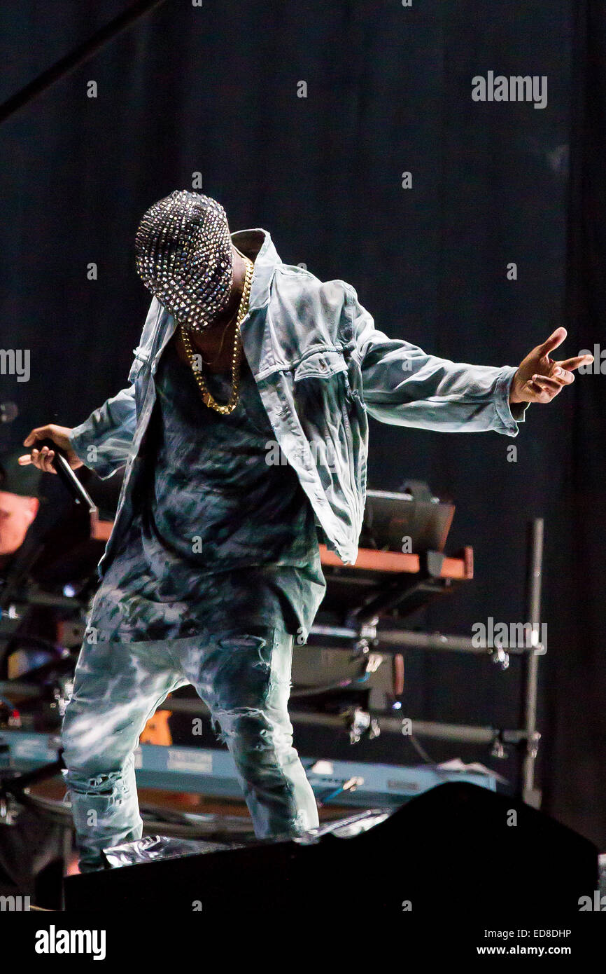 W performance. Kanye West Live. Канье Уэст перформанс. Канье Уэст Yeezus маска. Kanye West в маске.