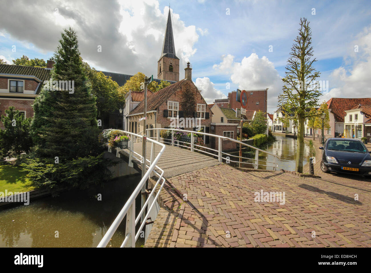 Towards the Oude Kerk (Old Church) in Maasland, South Holland, with the Kerkstraat bridge over the canal. This leads to Kerkplein and the church. Stock Photo