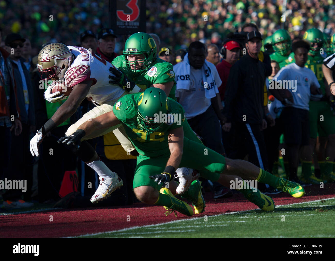 Los Angeles, USA. 1st Jan, 2015. Karlos Williams (1st L) of Florida State Seminoles breaks through during the 2015 Rose Bowl college football game against the Oregon Ducks at Rose Bowl in Los Angeles, the United States, Jan. 1, 2015. Oregon Ducks won the game 59-20. Credit:  Yang Lei/Xinhua/Alamy Live News Stock Photo