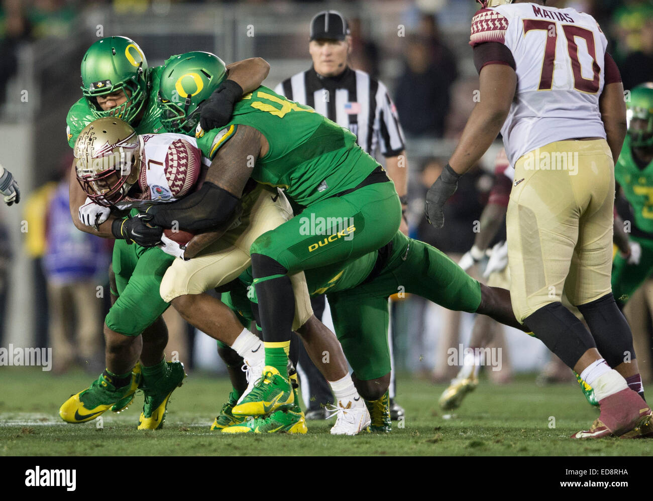 Los Angeles, USA. 1st Jan, 2015. Mario Pender (2nd L) of Florida State Seminoles breaks through during the 2015 Rose Bowl college football game against the Oregon Ducks at Rose Bowl in Los Angeles, the United States, Jan. 1, 2015. Oregon Ducks won the game 59-20. Credit:  Yang Lei/Xinhua/Alamy Live News Stock Photo