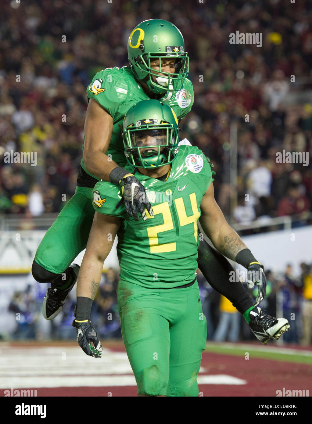 Los Angeles, USA. 1st Jan, 2015. Thomas Tyner (bottom) of the Oregon Ducks celebrates scoring a touchdown during the 2015 Rose Bowl college football game against the Florida State Seminoles at Rose Bowl in Los Angeles, the United States, Jan. 1, 2015. Oregon Ducks won the game 59-20. Credit:  Yang Lei/Xinhua/Alamy Live News Stock Photo