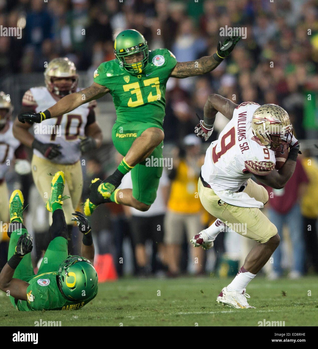 Los Angeles, USA. 1st Jan, 2015. Karlos Williams (R) of Florida State Seminoles breaks through during the 2015 Rose Bowl college football game against the Oregon Ducks at Rose Bowl in Los Angeles, the United States, Jan. 1, 2015. Oregon Ducks won the game 59-20. Credit:  Yang Lei/Xinhua/Alamy Live News Stock Photo