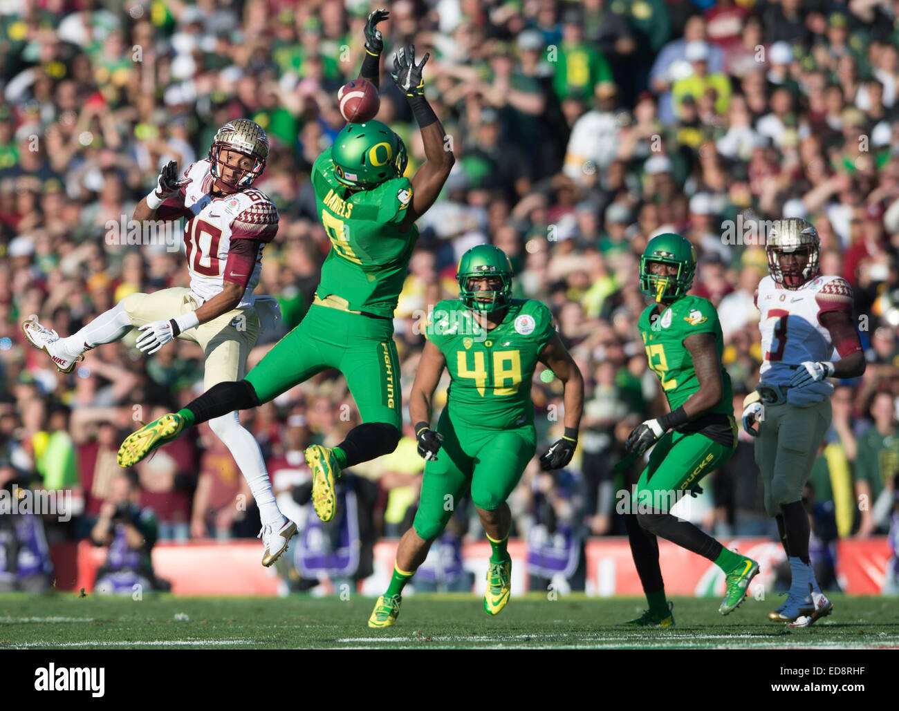Los Angeles, USA. 1st Jan, 2015. Reggie Daniels (2nd L) of the Oregon Ducks fails to catch the ball during the 2015 Rose Bowl college football game against the Florida State Seminoles at Rose Bowl in Los Angeles, the United States, Jan. 1, 2015. Oregon Ducks won the game 59-20. Credit:  Yang Lei/Xinhua/Alamy Live News Stock Photo