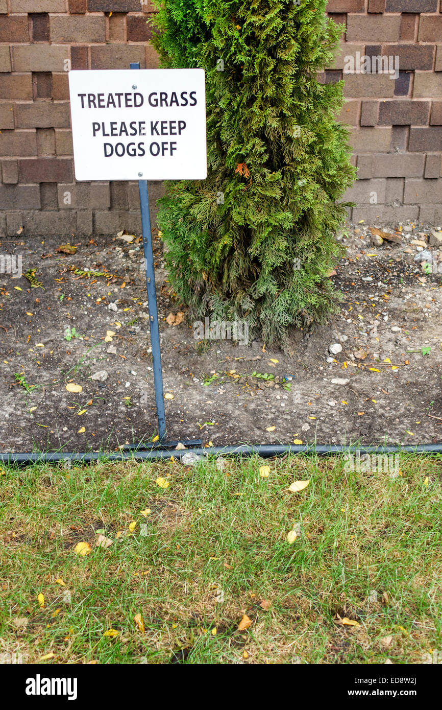Chicago Illinois,Gold Coast Historic District,neighborhood,garden,treated grass,sign,herbicides,poison,keep dogs off,warning,danger,IL140909007 Stock Photo