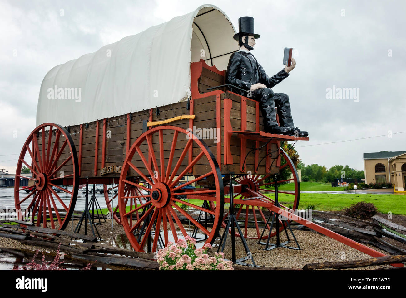 Illinois Logan County,Lincoln,historic highway Route 66,Railsplitter Covered Wagon,world's largest covered wagon,Guinness Book of World Records,roadsi Stock Photo