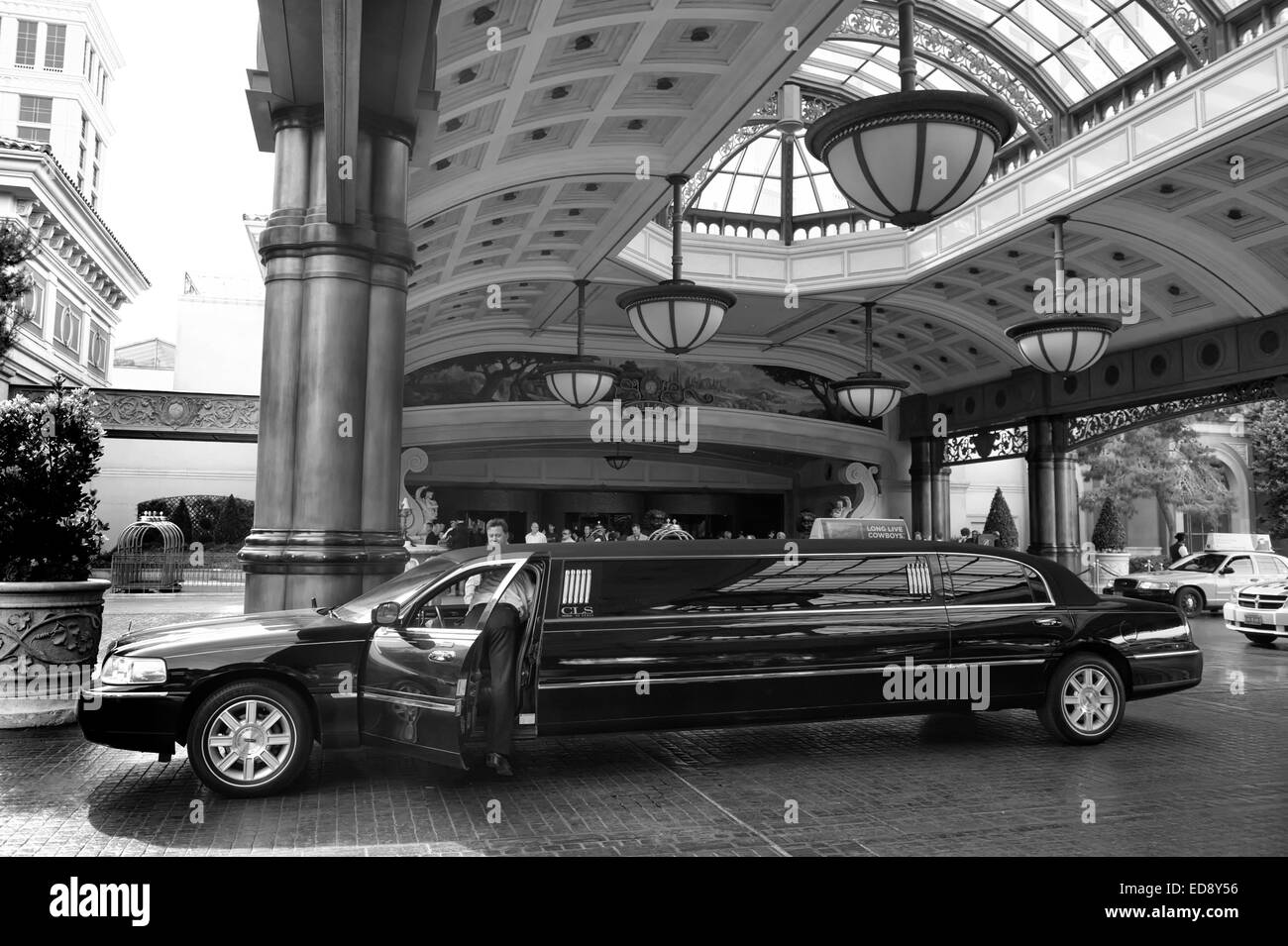 Las Vegas limo stopping at Bellagio resort Stock Photo