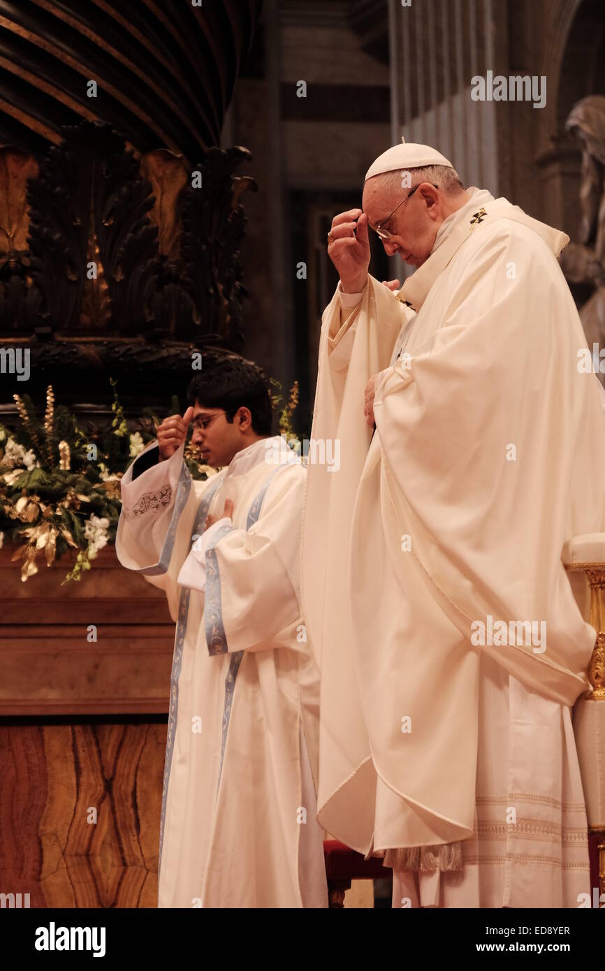 Vatican City. 1st January, 2015. Vatican City St Peter's Basilica 1th January 2015 the Mass of Pope Francis Credit:  Realy Easy Star/Alamy Live News Stock Photo