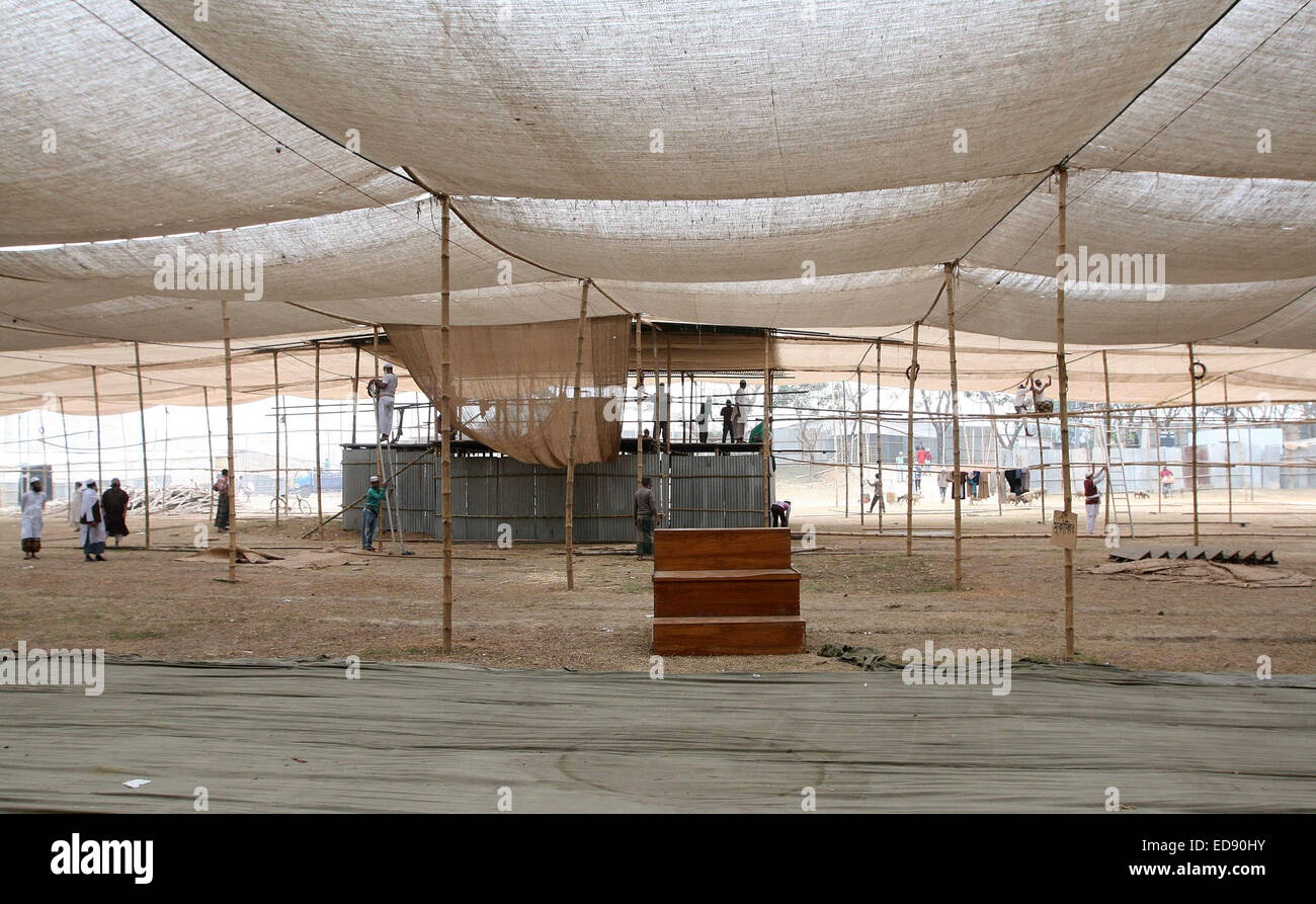 BANGLADESH, Dhaka Bangladeshi Muslim volunteers fix a jute tent roof