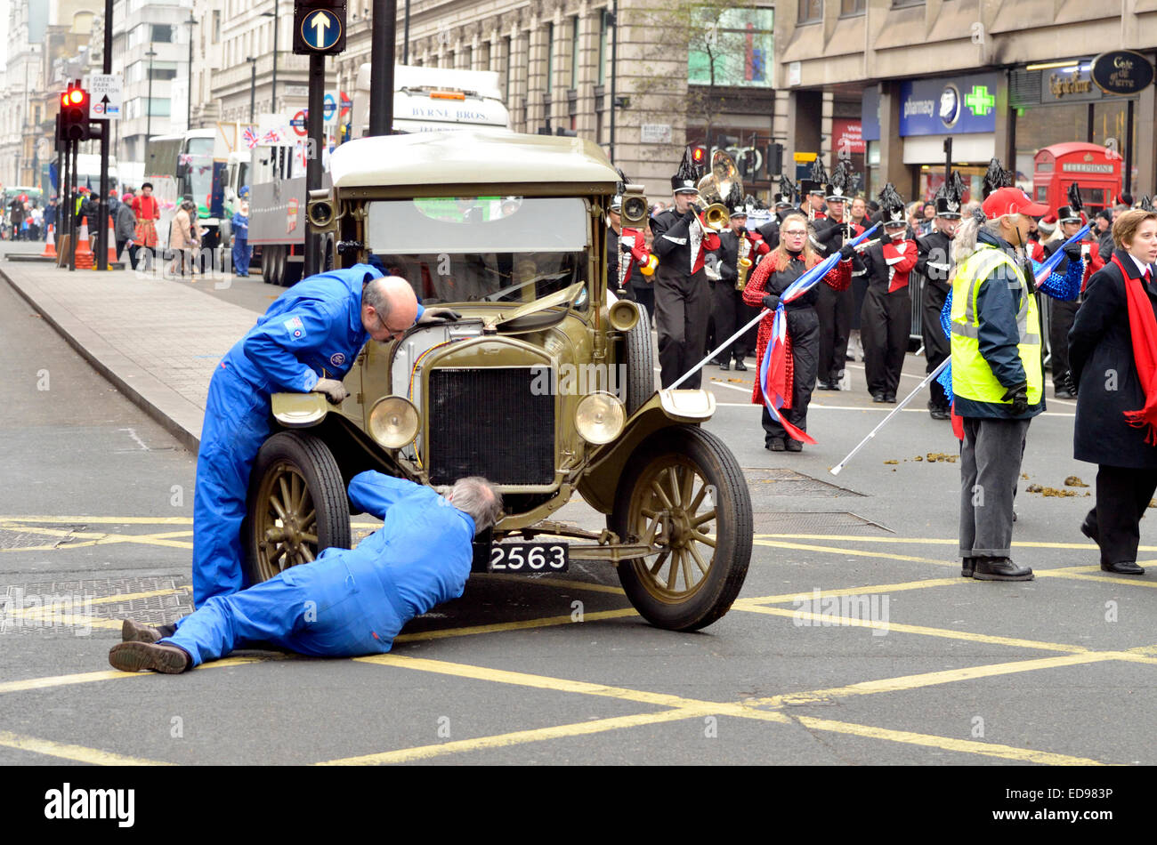 London 1st January New Year S Day Parade From Piccadilly To Parliament Square Trying To Fix A Broken Down Model T Ford Van Stock Photo Alamy
