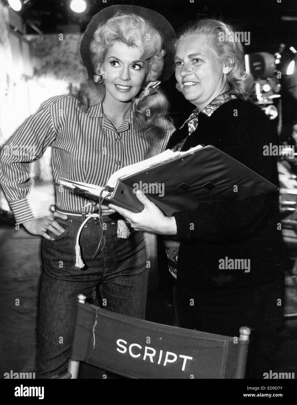 File. 2nd Jan, 2015. Donna Douglas, who played hillbilly bombshell Elly May Clampett on the baby-boomer-beloved 1960s sitcom The Beverly Hillbillies, has died in her Louisiana home. She was 81. PICTURED: July 20, 2011 - DONNA DOUGLAS, left, and ULLA BOURNE on the set of CBS TV's The Beverly Hillbillies. © Globe Photos/ZUMAPRESS.com/Alamy Live News Stock Photo
