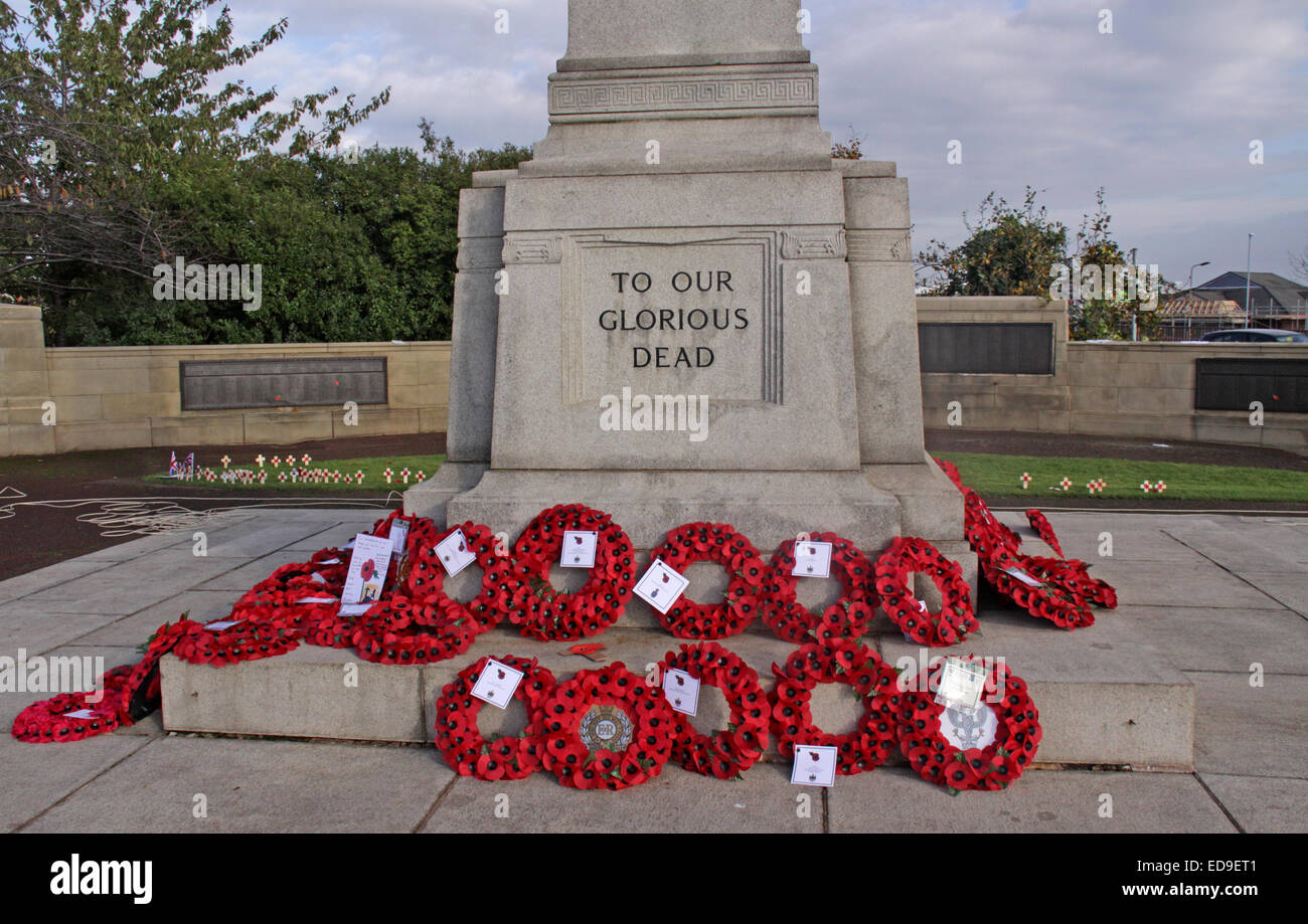 Remembrance day & Poppies Warrington Cenotaph Nov 2014, Bridgefoot, Wilderspool Causeway, Cheshire, England, UK (wideshot) Stock Photo