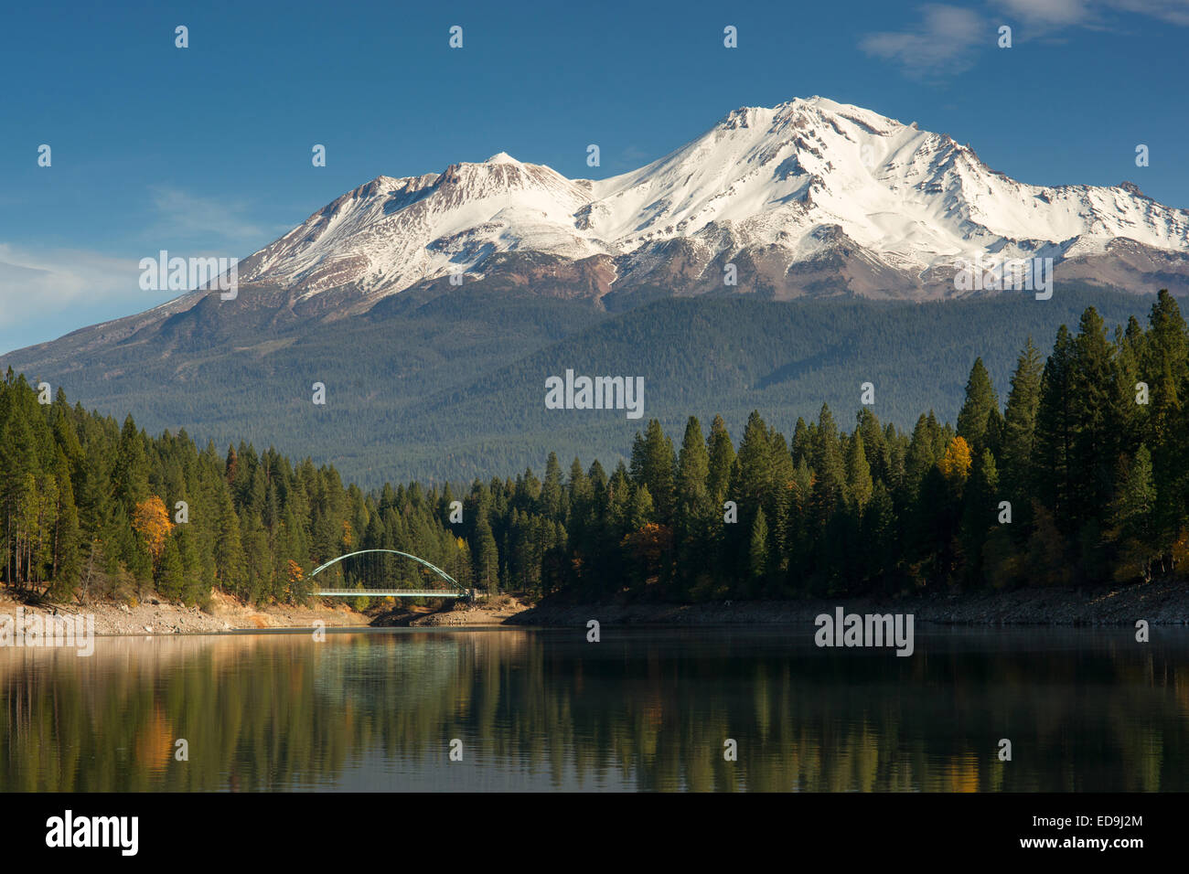 Mount Shasta standing above Lake Siskiyou Stock Photo