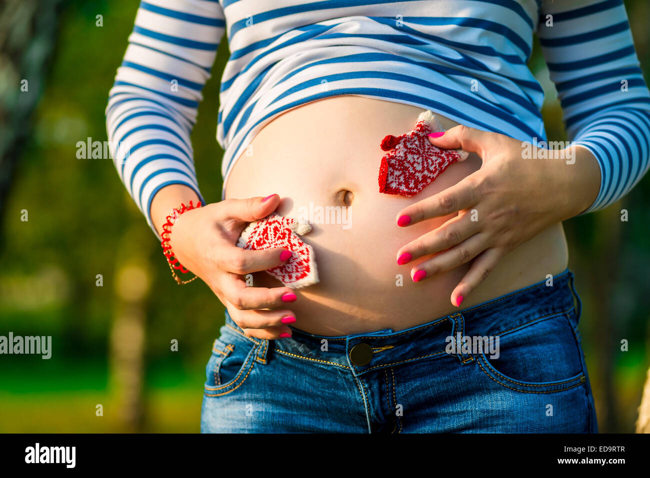 Торчащий пупок у беременных. Беременную разрежут. Рисунки на беременном животе. Алисса росалес. Беременную разрежут.