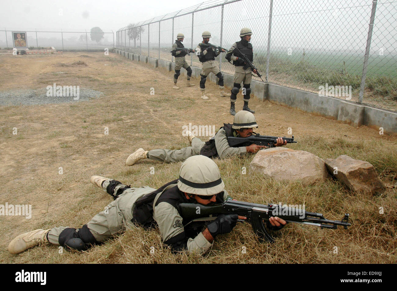 Lahore. 3rd Jan, 2015. Pakistani rangers guard along the Pakistan-India border area of Wagah in eastern Pakistan's Lahore on Jan. 3, 2015. Pakistan army said that Indian forces shelled its border areas and killed a 13-year-old girl on Saturday. Credit:  Sajjad/Xinhua/Alamy Live News Stock Photo