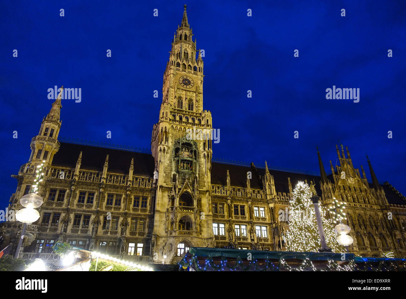 Christkindlmarkt, Weihnachtsmarkt am Münchner Marienplatz Stock Photo ...