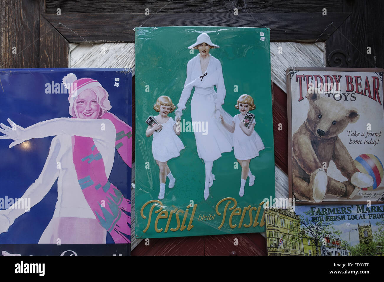 Alte, nostalgische Schilder vor einem Trödelladen im Nürnberger Handwerkerhof, Nürnberg, Mittelfranken, Bayern, Deutschland, Eur Stock Photo