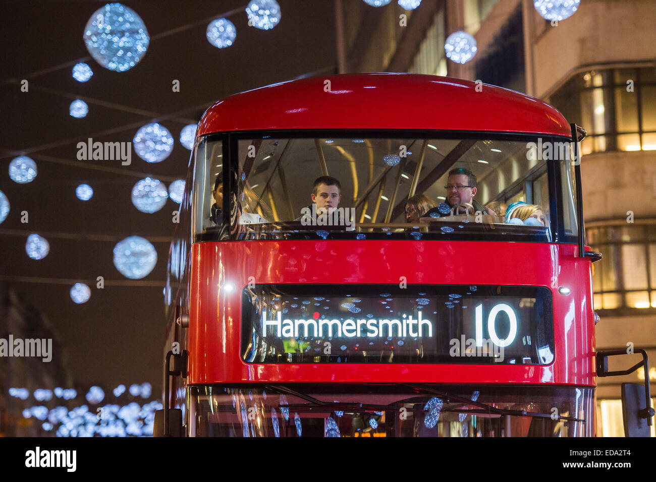 London, UK. 01st Jan, 2015. New year's day on Oxford and Regent Streets -  people have not been sated by Christmas excess or the cold weather. They continue to search for bargains in large numbers, in the warm glow of the Christmas lights. Credit:  Guy Bell/Alamy Live News Stock Photo