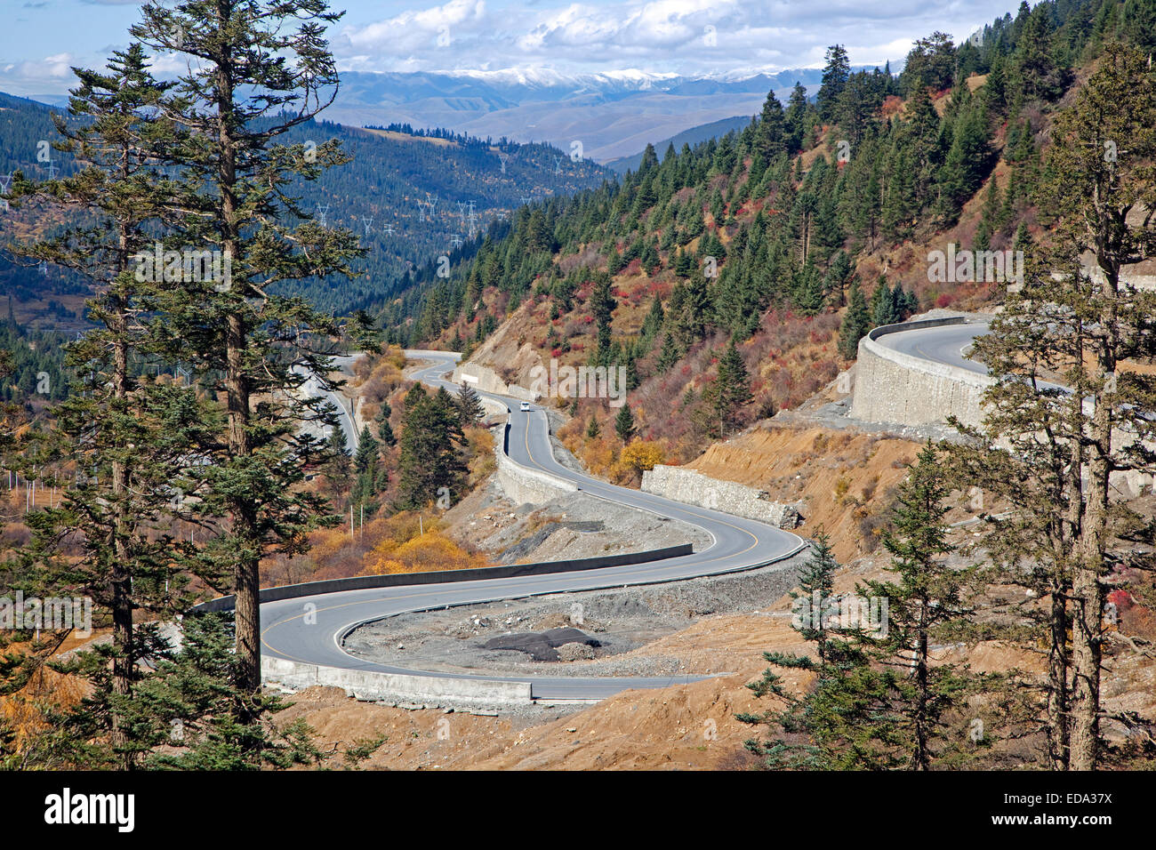 Mountain pass in the Himalayas between Dawu and Bamei along the Sichuan-Tibet Highway, Sichuan Province, China Stock Photo