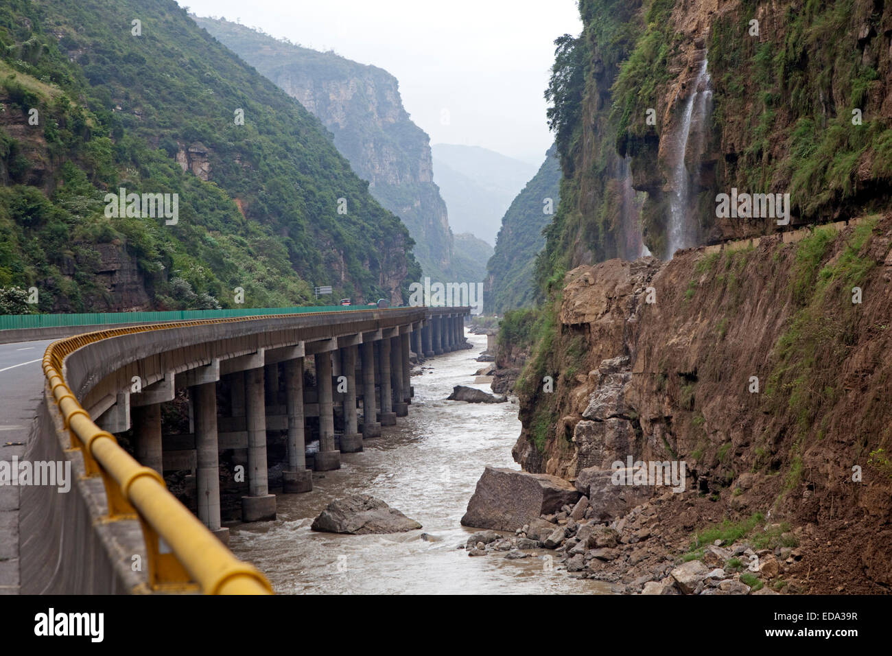 5000 meter long bridge of the Chinese expressway following river between Shuifu and Zhaotong in the Yunnan province, China Stock Photo