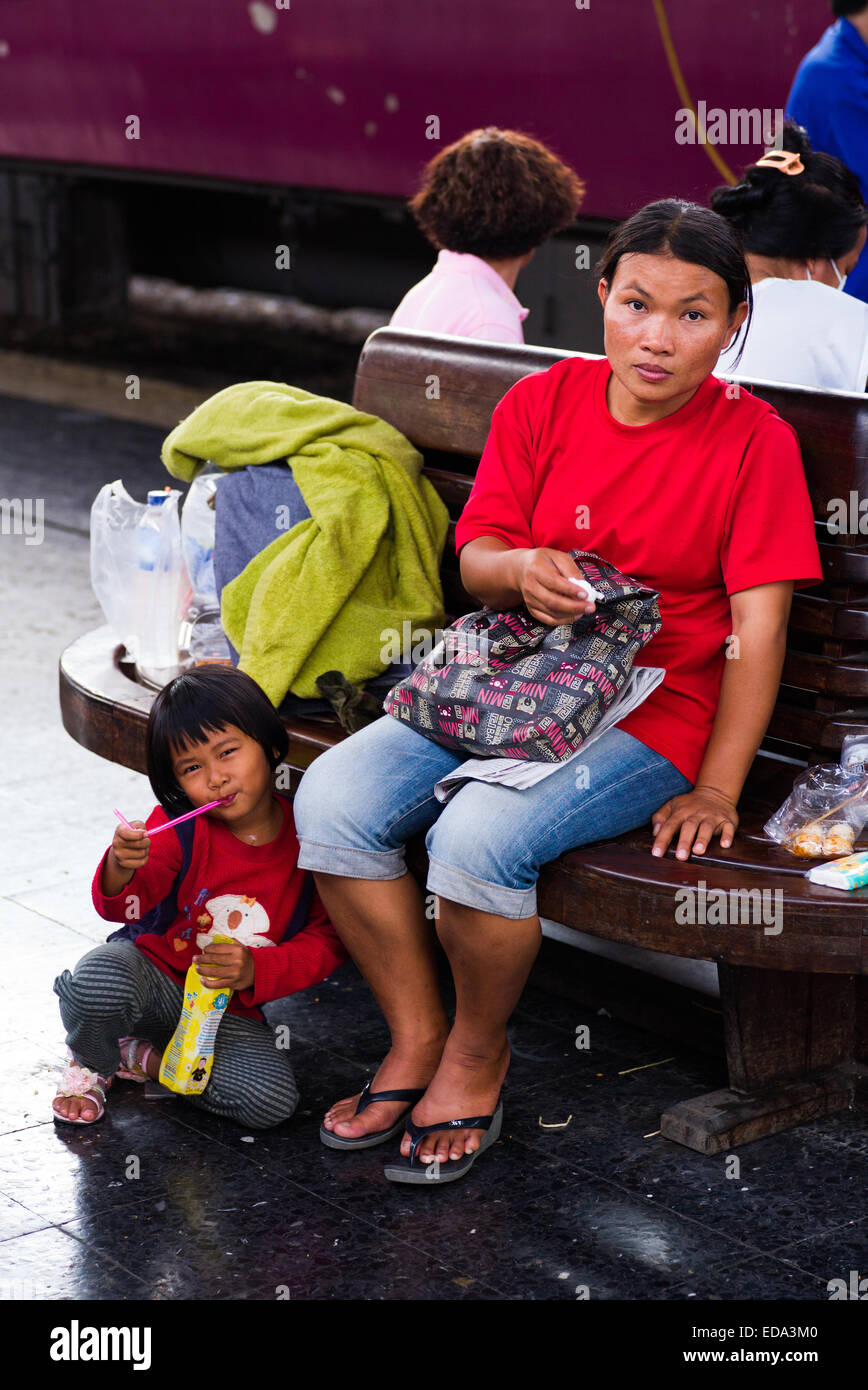 Hualamphong main train station, Bangkok, Thailand. Mother and daughter. Stock Photo